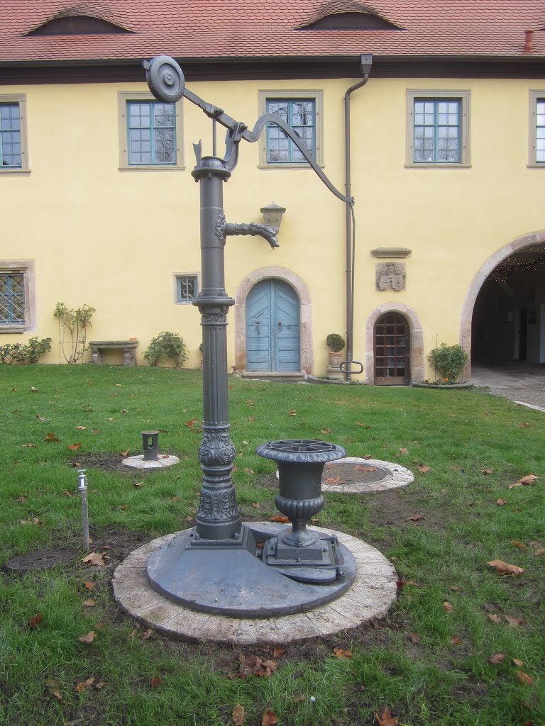 Brunnen im Adelsdorfer Schloß by Hans Meiser