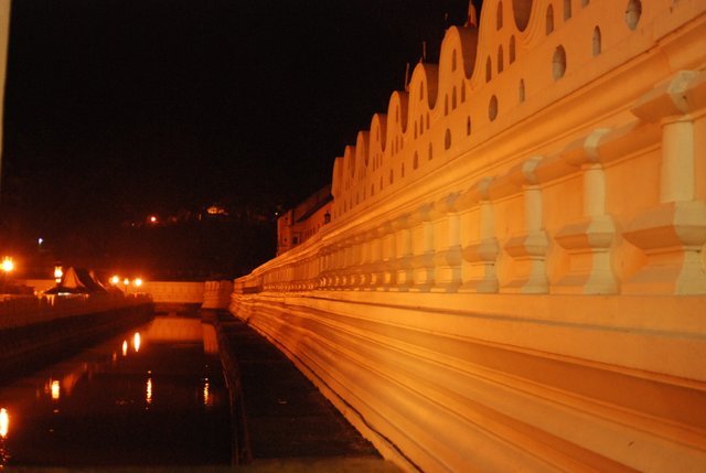 Fachada exterior do Grande Templo Daladamaligawa, Kandy by Leonor Gracias