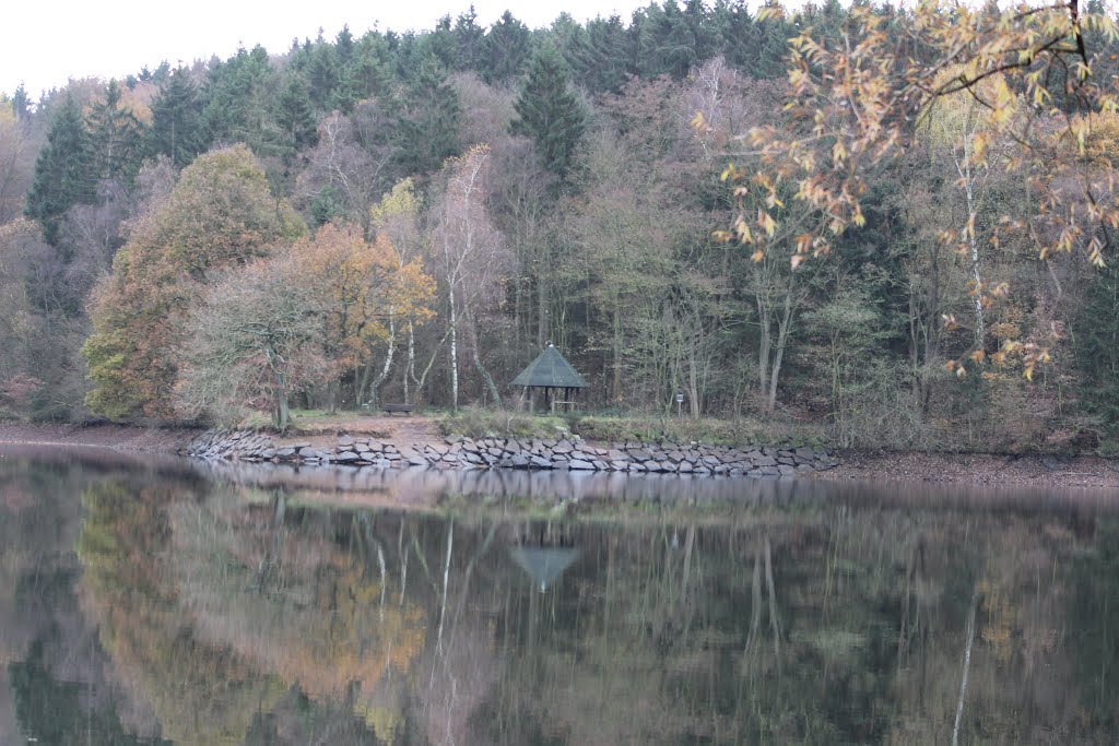 Hütte am Wasser by eifelfotomike