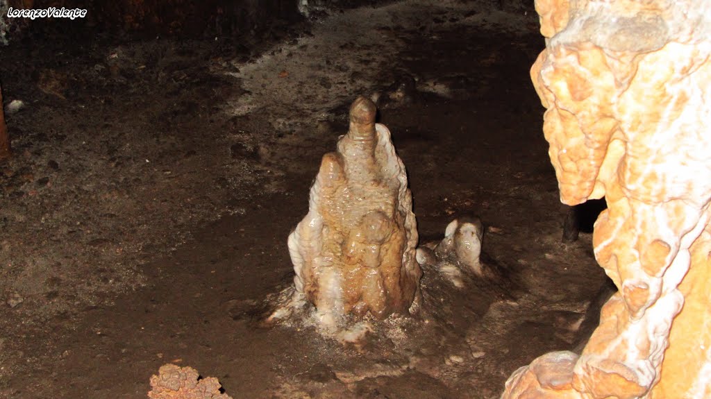 Maratea - PZ - Grotta delle Meraviglie -Stalagmite, sembra "la Pietà di MIchelangelo" by lorenzovalente46