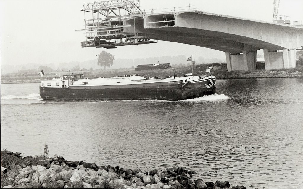 1983 Brug A77 over de Maas in aanbouw - Boxmeer by Harold van Lankvelt