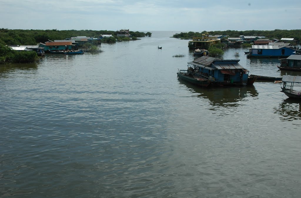 Tonle Sap Lake and Village on the water トンレサップ湖の集落 by takpapadriver