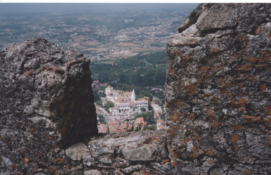 Sintra. Dall'alto dei merli del Castello arabo, si vede il sottostante Palacio National. A view of National Palace from the Arabian Castle. by Landi Paolo (brezza)