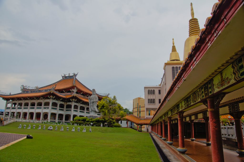 Bright Hill Temple, Singapore by Hoang Viet Quan