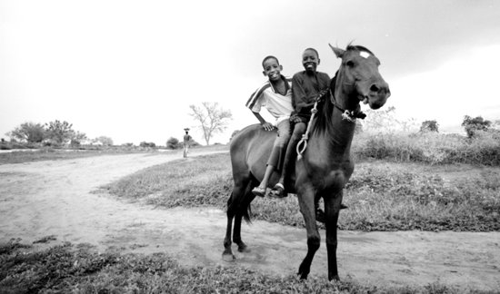 Niños malienses a caballo by Tomás Navarro Ortí