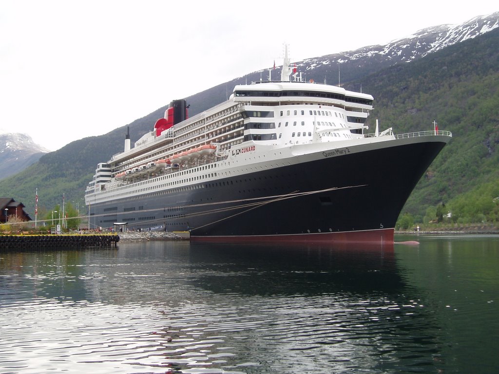 Queen Mary 2 at Flaam 07:40 13/5/06 by avondale44