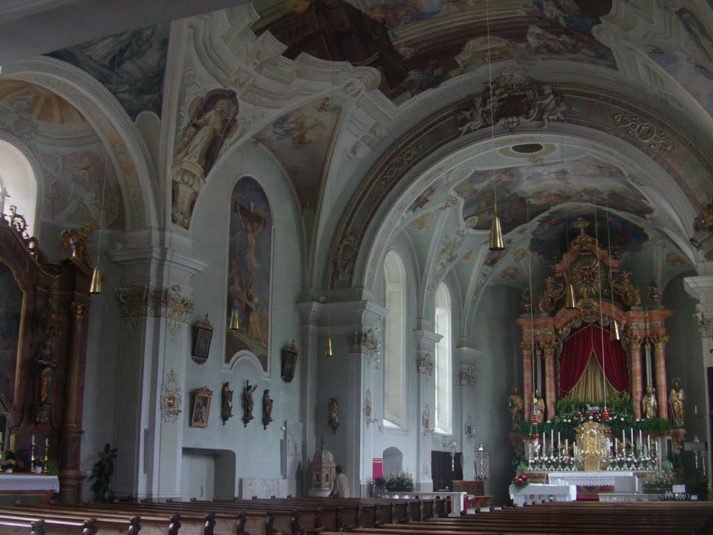 Innenraum der Pfarrkirche Mariä Himmelfahrt in Schlanders/Silandro by Gloria Glocke