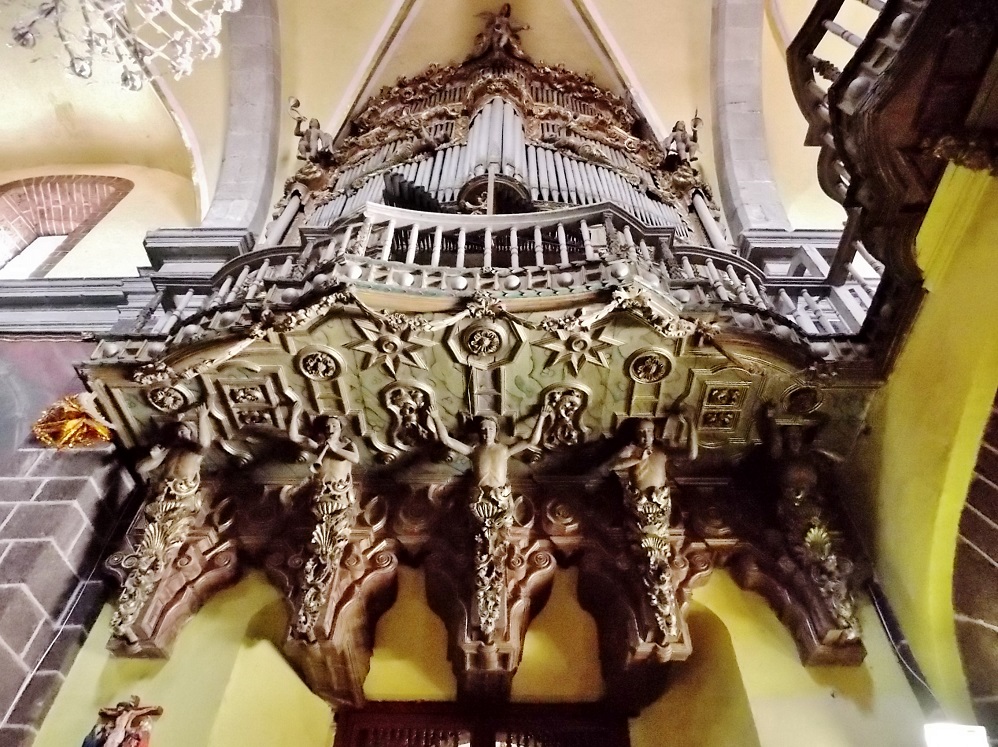 ORGANO DE LA PARROQUIA DE STA. MARIA MAGDALENA EN SAN MARTÍN TEXMELUCAN, PUEBLA, MARZO 2013 by Sergio Arce