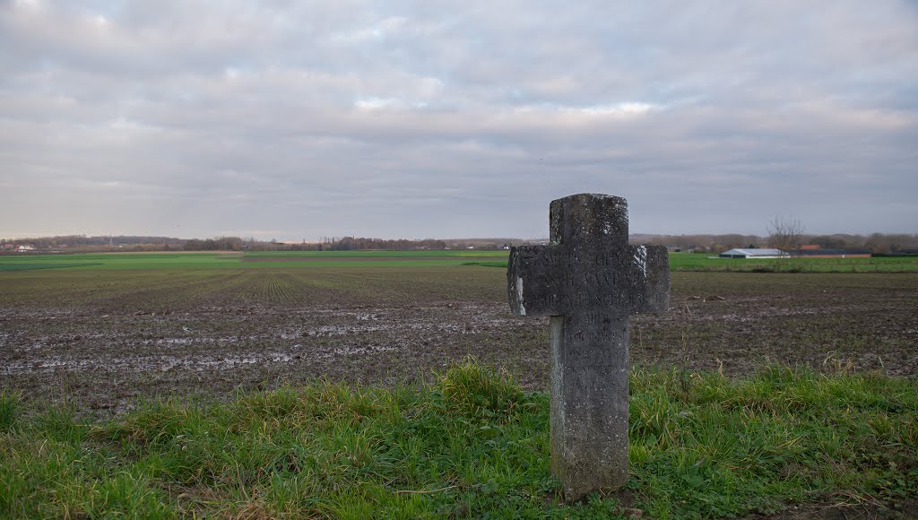 Stenen kruis Anno 1872 "Hier ter plaetse onder zyne eigene peerde jammerlyk verongelukt 1872" tekst op kruis,Glabeek,België by Henri Van Ham