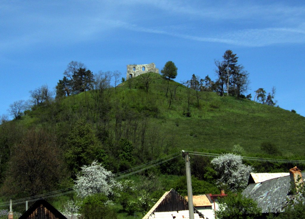 Hrad Dobrá Niva z dedinky Podzámčok by Ladislav Haraksim