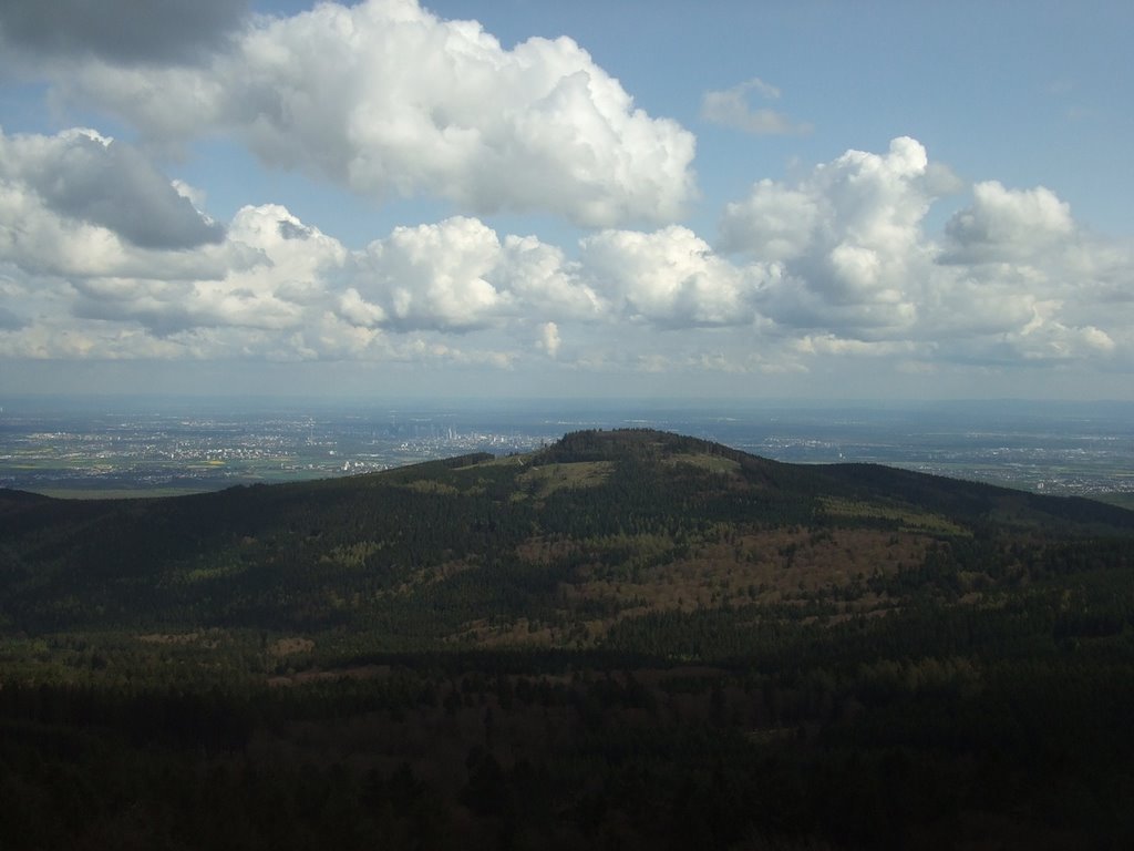 Blick auf Altkönig (kelt. Oppidum) und Rhein-Main-Ebene - 1.Mai 2008 by macron79