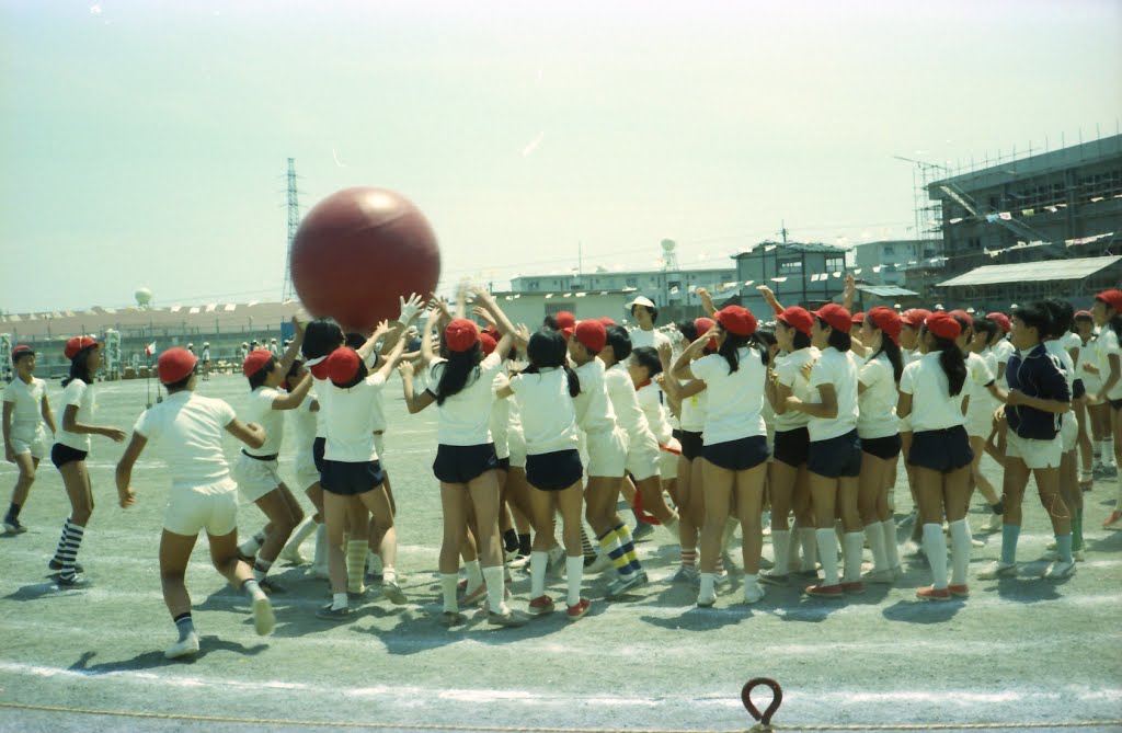 Narusedai elementary school athletic festival 1977 / Наруседаи начальная школа спортивная фестиваль 1977 by Rain Yoshida