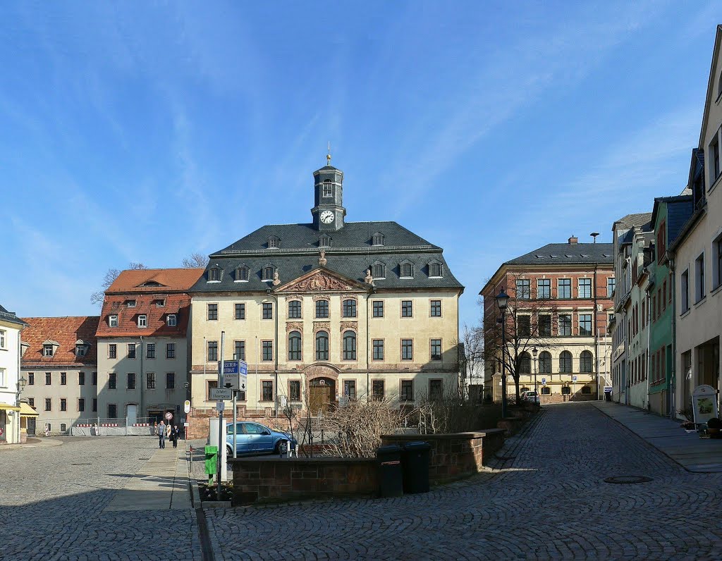 Burgstädt (SN) - Das 1761/63 im barocken Stil erbaute Rathaus am Brühl ist eine Kopie des Erlanger Rathauses - Der Dachreiter mit Uhr wurde 1850 errichtet by Thomas Eichler