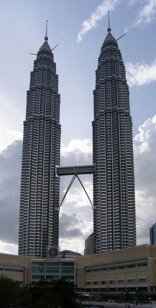 KL: Petronas Twin Towers from the KLCC park 2 (2005-08) by arco_on_tour