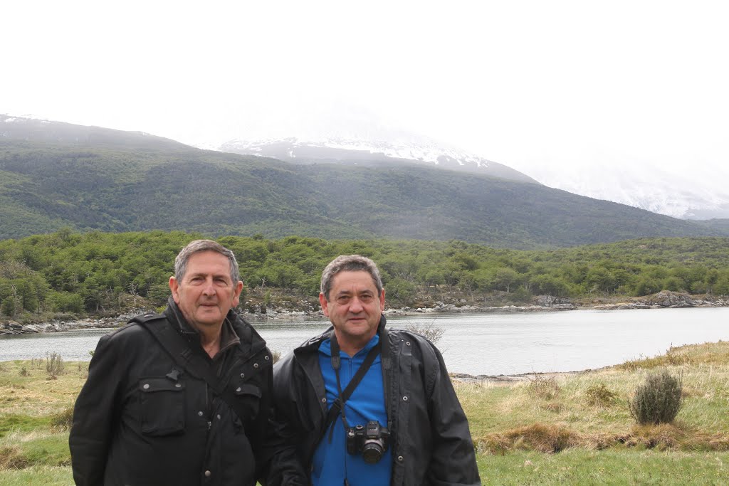 Dos vileros en el fin del mundo (ginespeso y vilero), Bahia Lapataia, Ushuaia by ginespeso