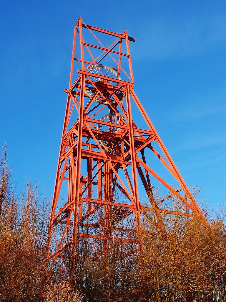 Frances Colliery : Headframe (Fife Coastal Path) by Chris Hart