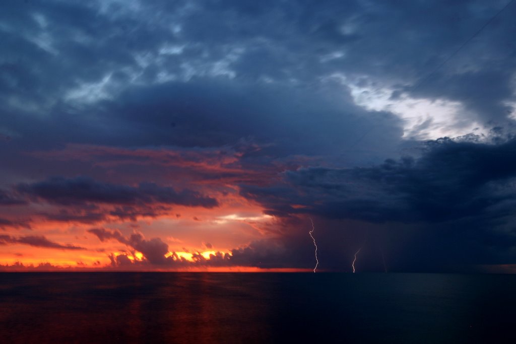 Thunderstorm at dusk by mdoring