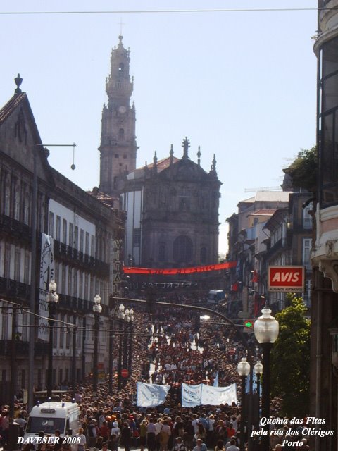 Oporto - Quema de las Cintas por la calle de los Clérigos / Porto - Queima das Fitas pela rua dos Clérigos by Daveser