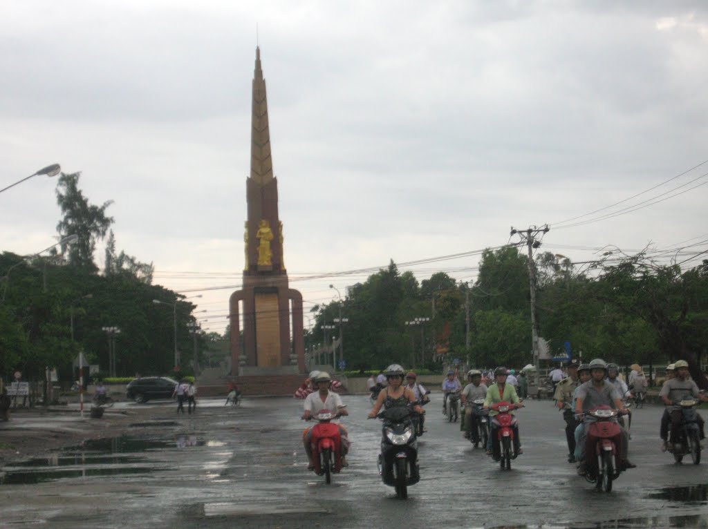 Đảo giao thông tượng đài Cà Mau by Lân Nguyễn