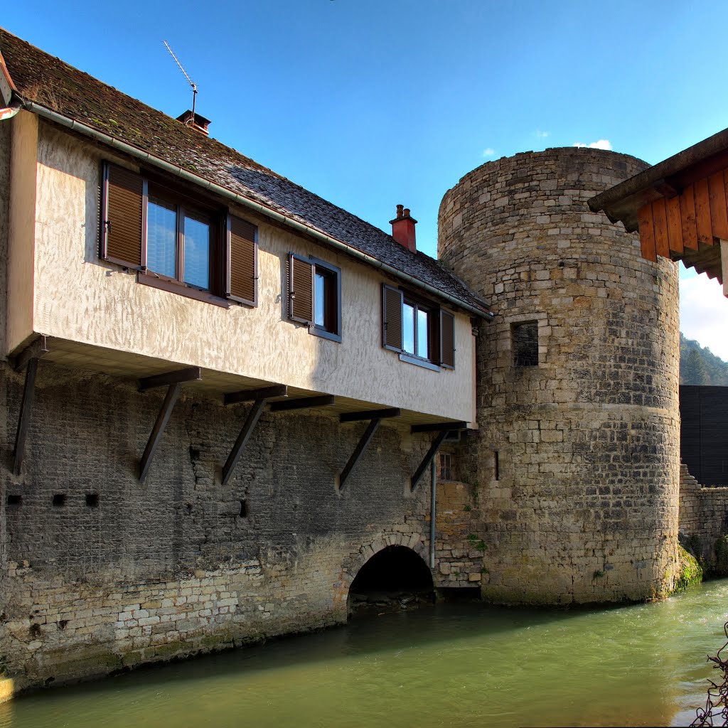 Salins-les-Bains : la tour de Flore et maison en encorbellement au-dessus de la Furieuse by JGS25