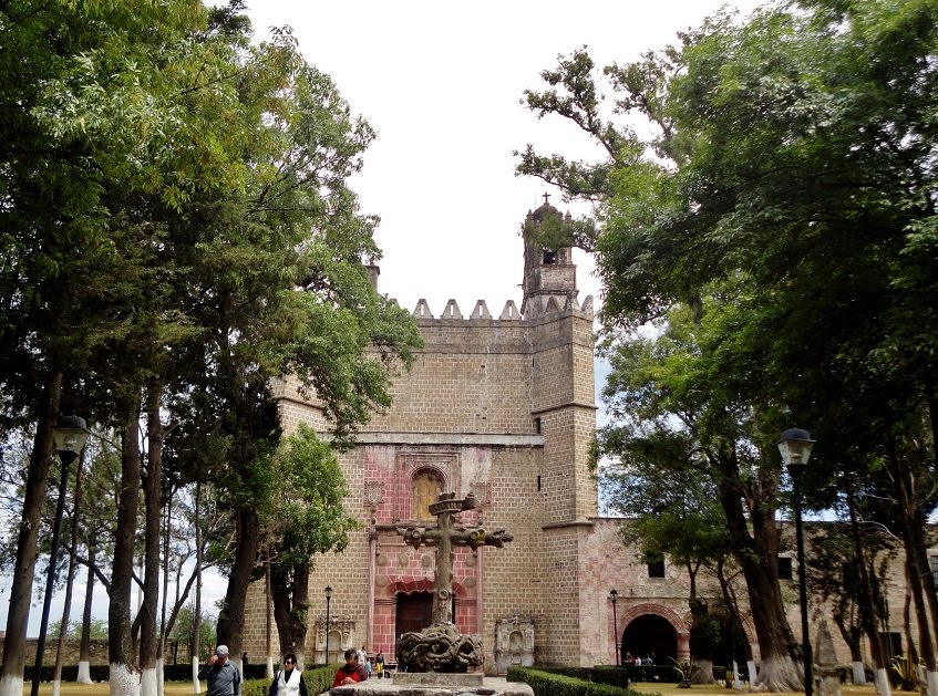 VISTA DESDE EL ATRIO DEL EX-CONVENTO FRANCISCANO Y TEMPLO A SAN MIGUEL ARCANGEL, HUEJOTZINGO, PUEBLA 2013 by Sergio Arce