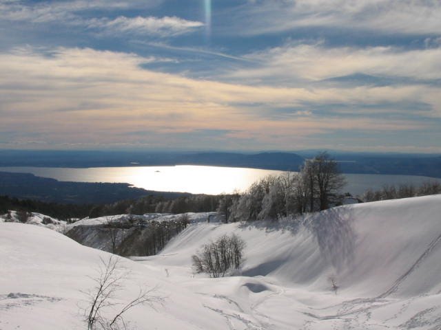 Lago Villarrica desde volcan by christian bulboa