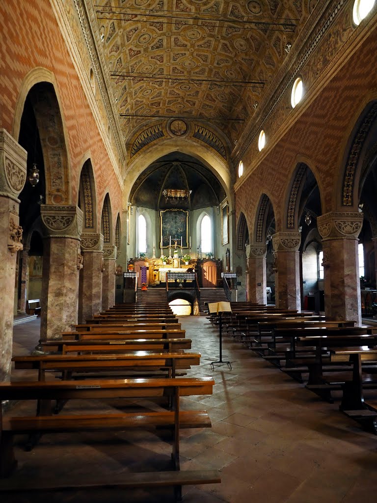 Un luogo che è entrato nel nostri cuori. Santuario Madonna della Fontana, Casalmaggiore (CR) - La vista in direzione dell''Altare e l'ingresso alla Cripta by Giancarlo Ticozzi