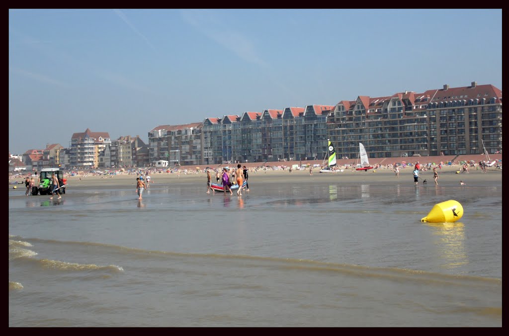 La plage à Bray-Dunes. by Mathieu des Planteurs