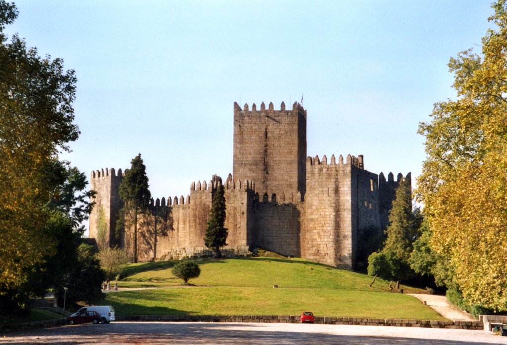 Guimaraes, Portugal by jolufur