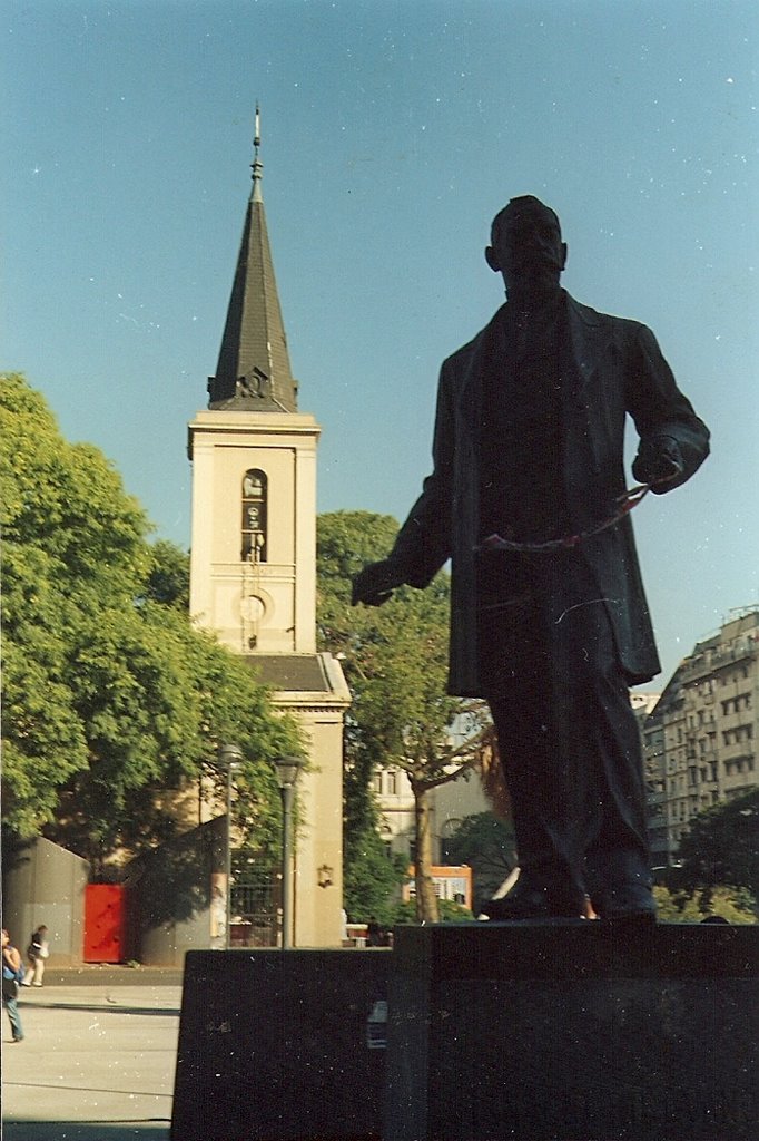 Iglesia San Lucas y monumento al Dr. Ignacio Pirovano by Nicolas Purrone