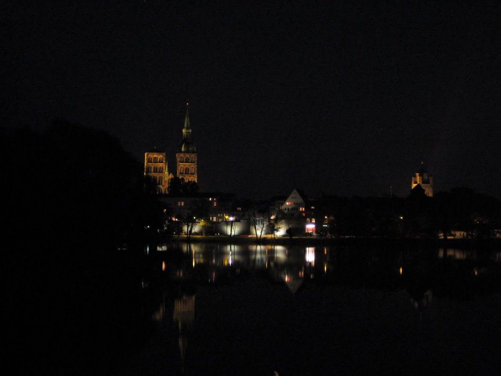 Blick auf Altstadt von Stralsund bei Nacht by Adlernest