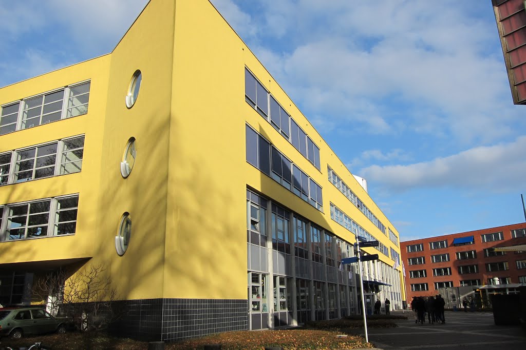 Sunglowing of the yellow HTS automotive building at 6 December 2013 by Henq