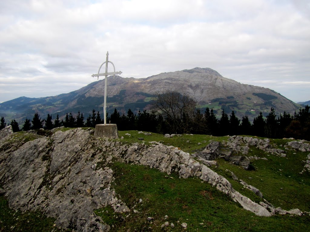 Macizo de Izarraitz desde la cumbre de Oñatz by SantiUsabiaga