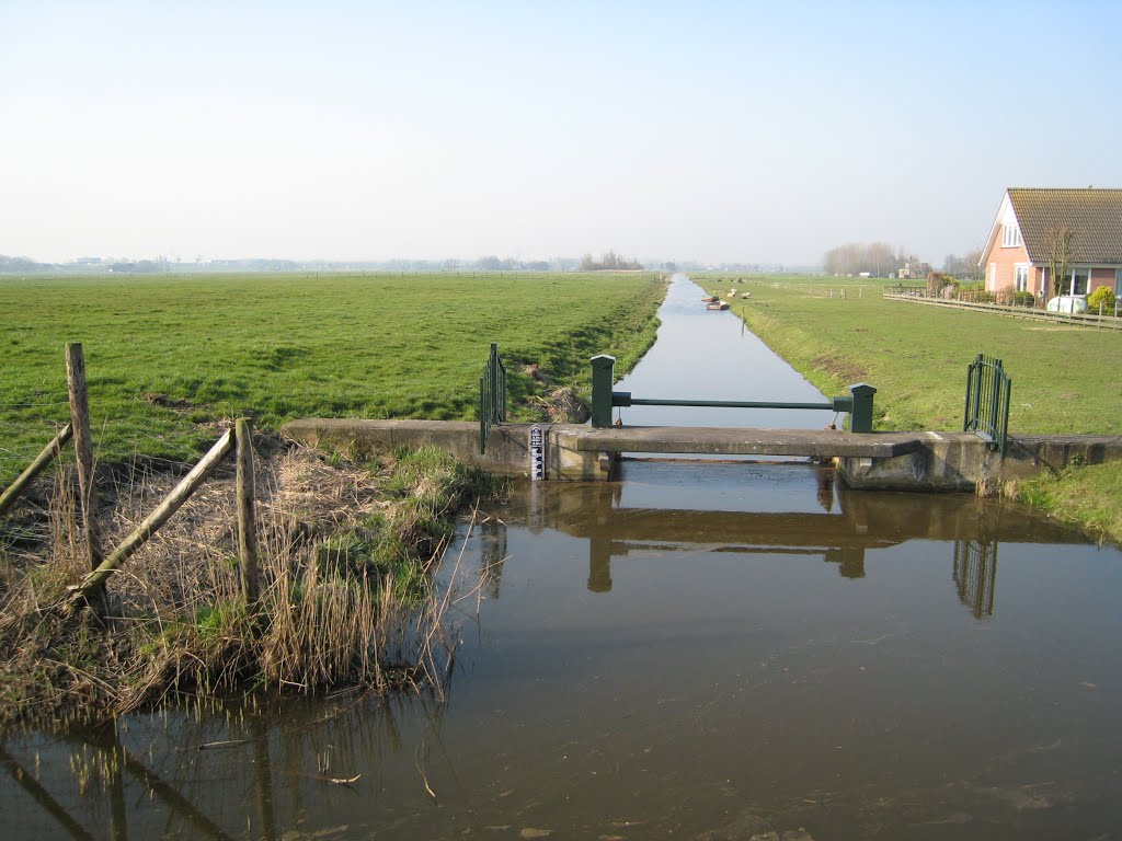 Zicht op watergang vanaf Vierde Tochtweg by Markant