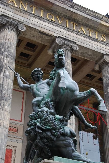 Statue at Altes Museum by Christopher Leth