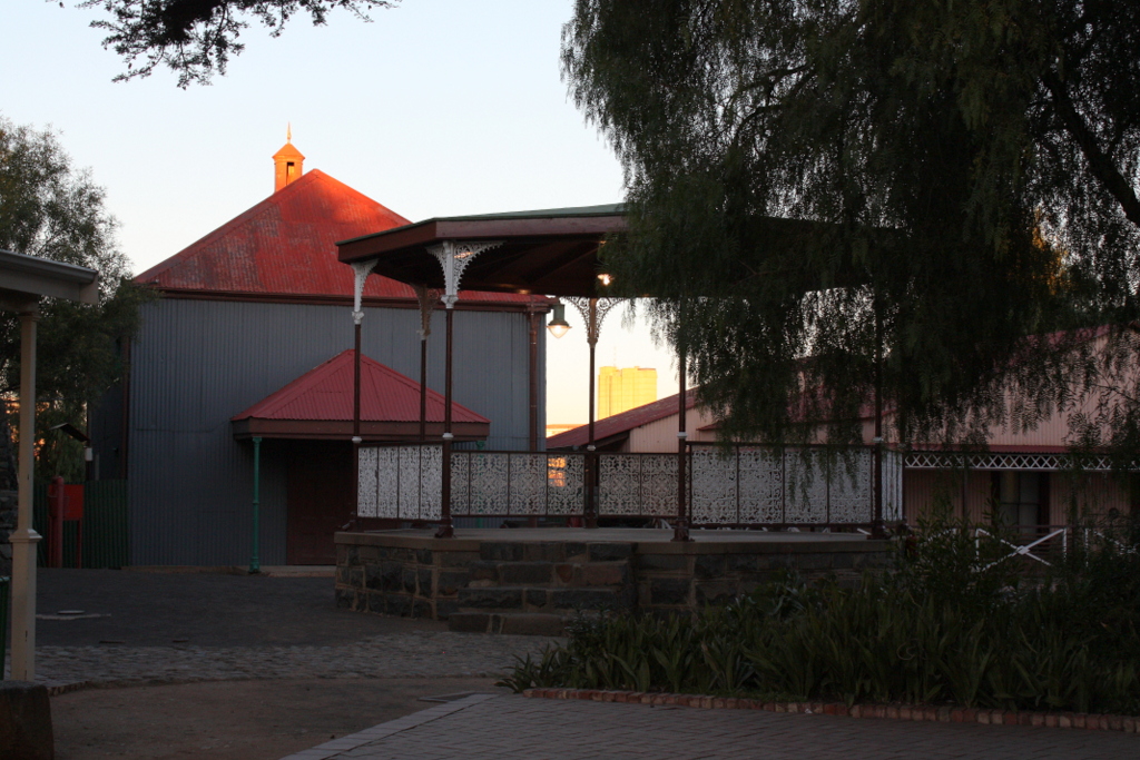 Kimberleys älteste lutherische Kirche aus Wellblech und viktorianischer Musik-Pavillon by Helgoland