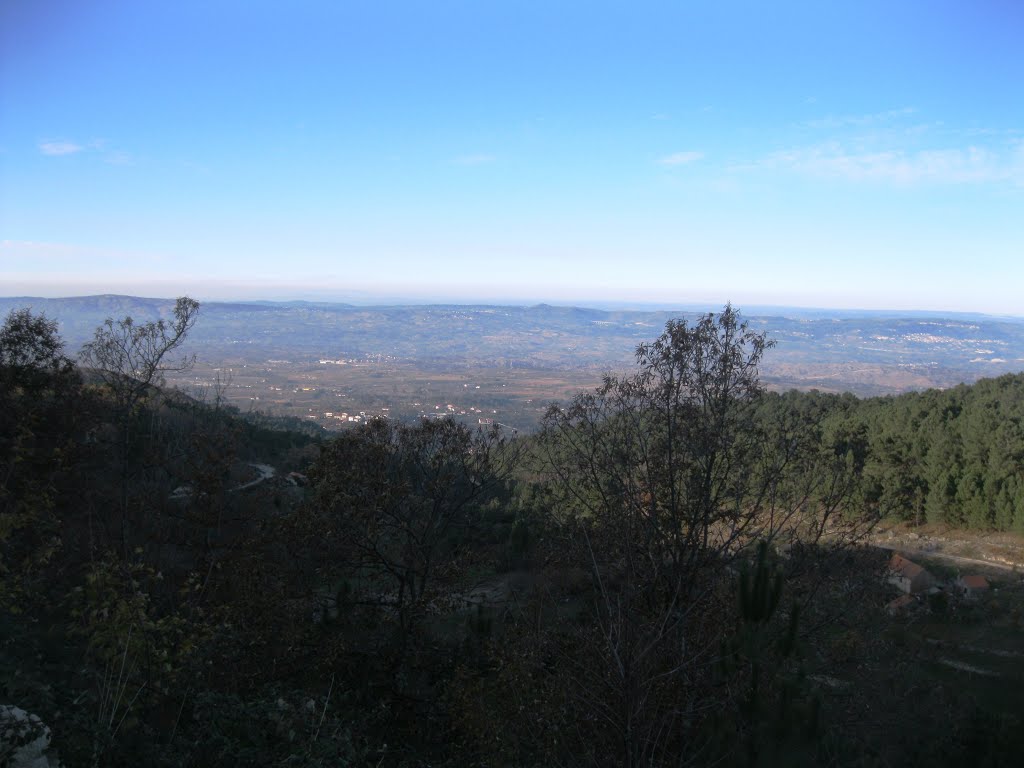 Vista de Folgosinho, Portugal by AJFAlmeida