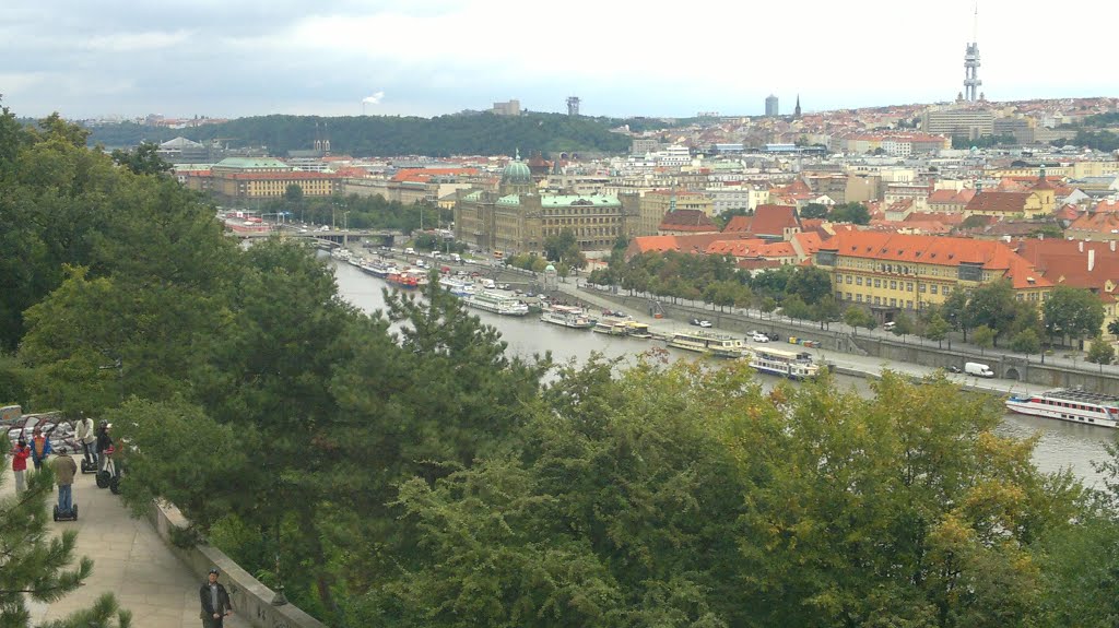 Vyhled na Prahu z Letenské sady -·- Vista de Praga desde Letenské Sady by Manosbrujas