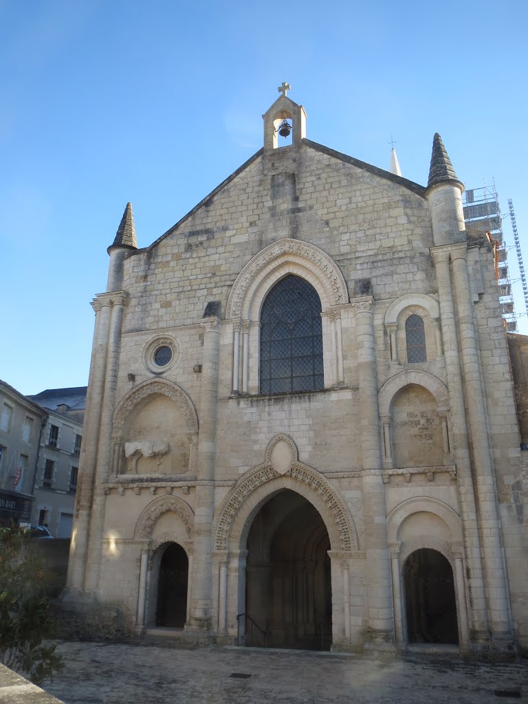 Eglise St-Pierre, ancienne abbatiale, à AIRVAULT (Deux-Sèvres). by JOJO 4 9