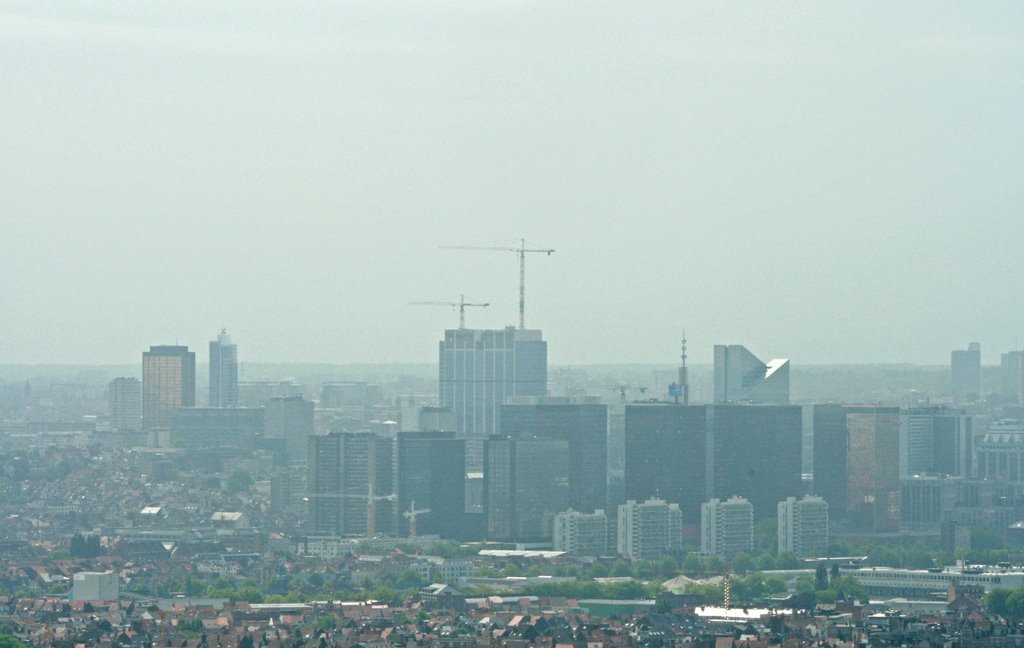 Bruxelles : le quartier des gratte-ciel de St-Josse, vu de l'Atomuium by François Madic