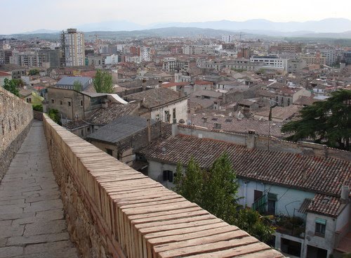 Girona. Walking downwards by Aquaria