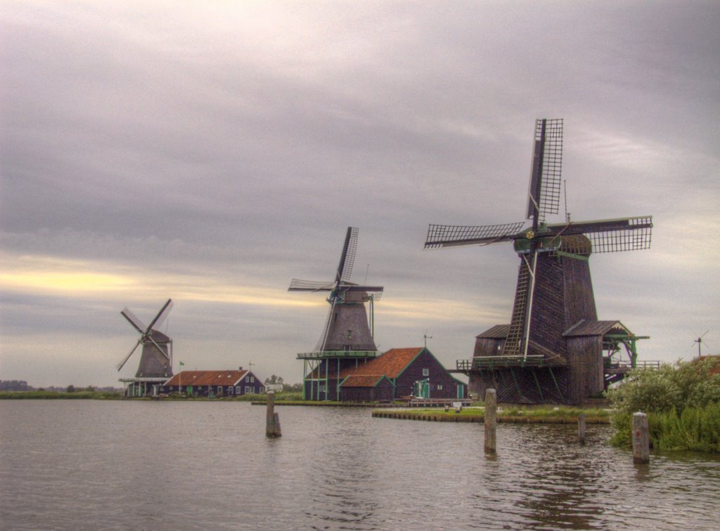 Zaanse Schans, on the left Oil mill De Zoeker (The Seeker), in the middle Paint mill De Kat (The Cat), on the right Wood mill De Gekroonde Poelenburg (The Crowned Poelenburg) - June 2002 by Frans Harren