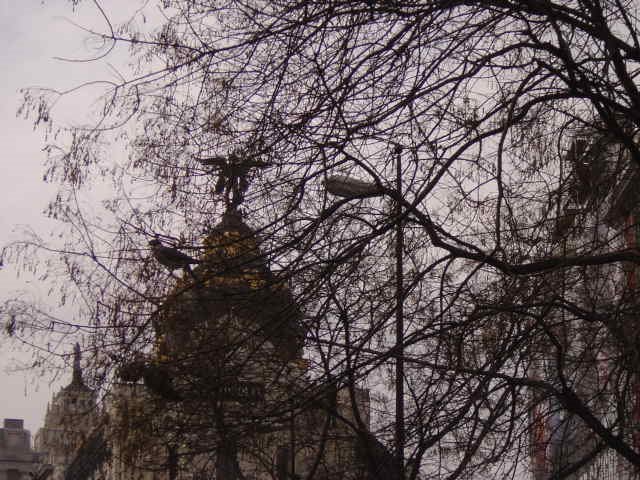 Calle de Alcalá, escultura sobre cúpula de prédio, Madri, Espanha by Lourival Gonçalves d…