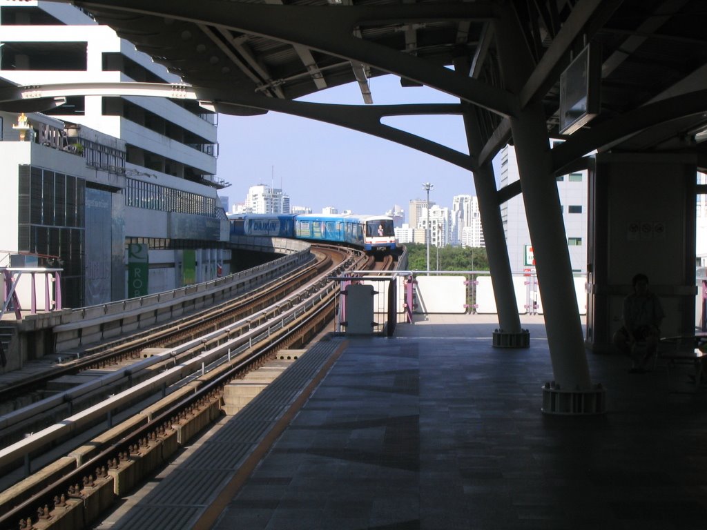 Sky Train by daggeo