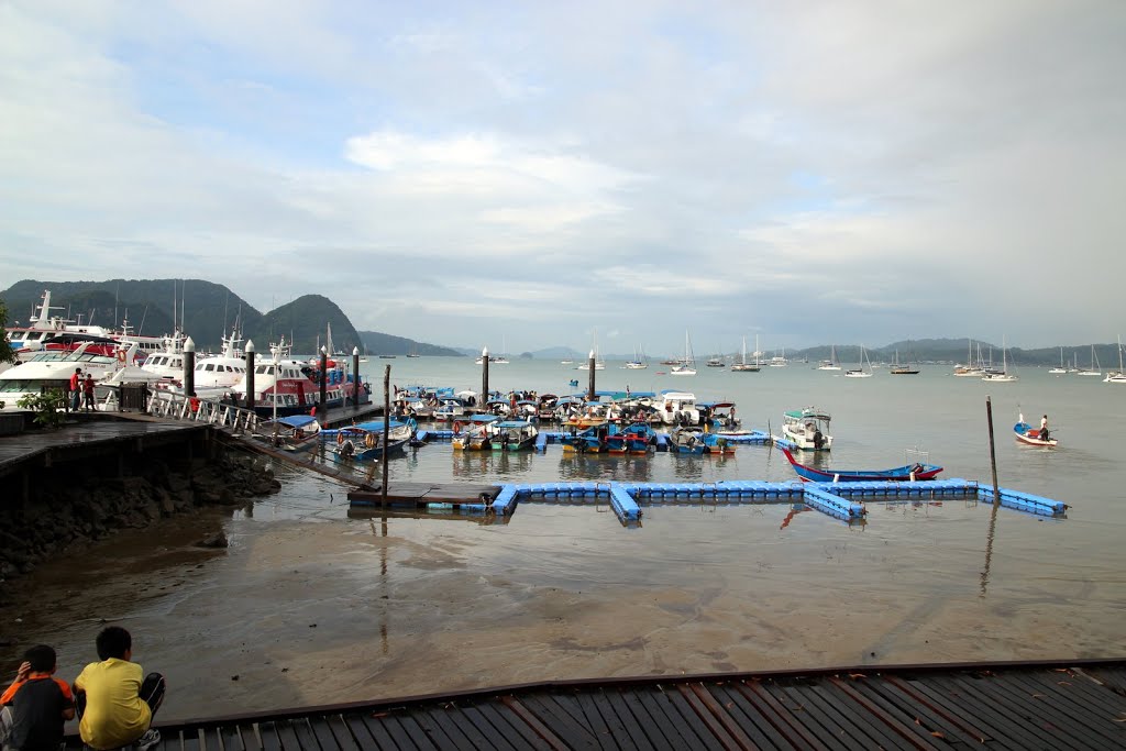 Looking at the Jetty by kimloon