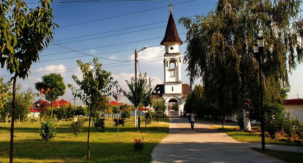 Arad, Ortodox kolostor bejárat by Bajusz Ferenc