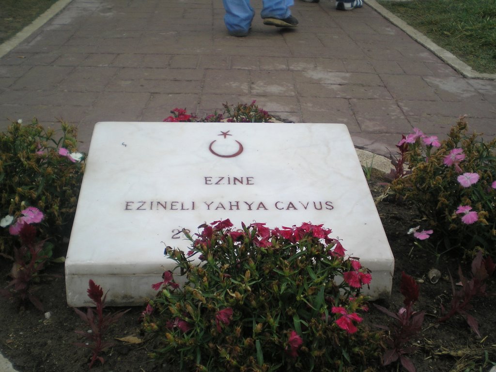 Ezineli Yahya Çavuşun temsili kabri by Saim Günaydın