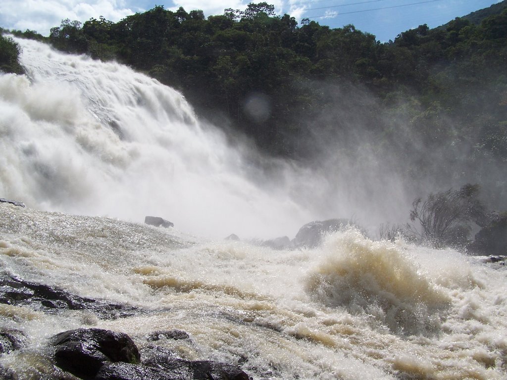 Poços de Caldas - Cascata das Antas com Enchente by Fadbrício da Silva