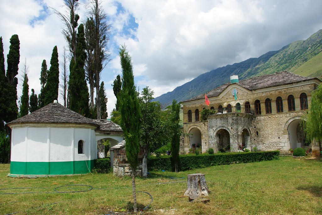 Albania, monumento storico vicino a Gijrokaster by sergiovivian