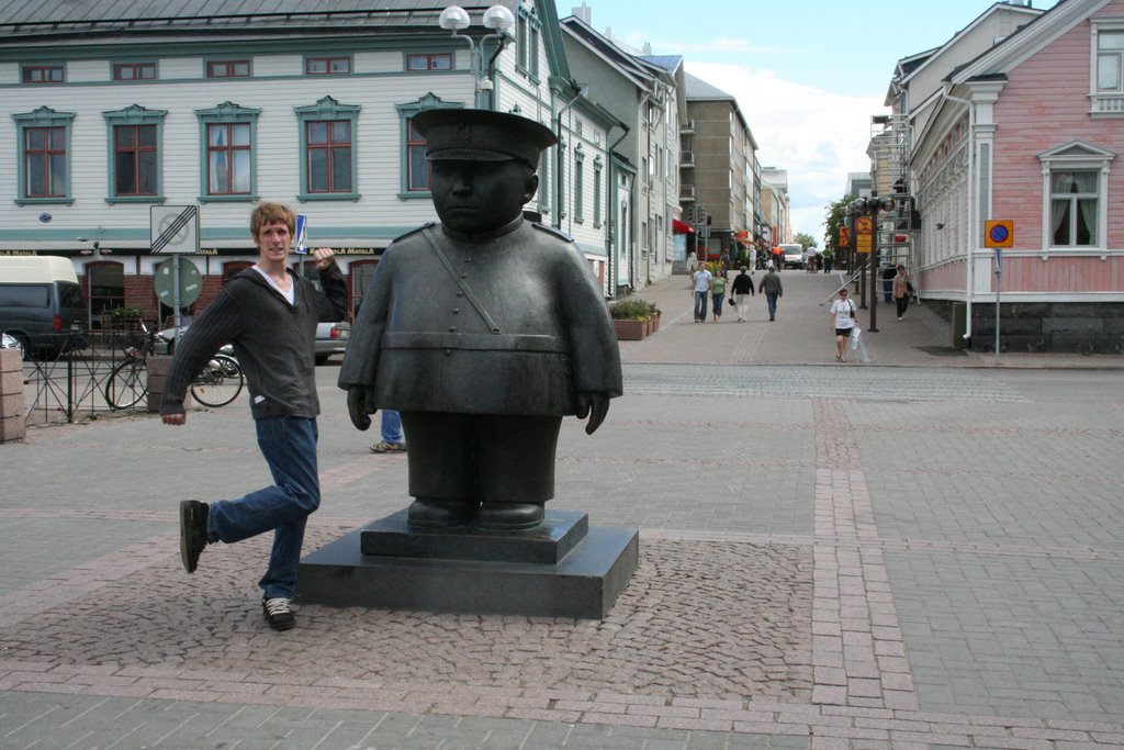 Alexandre et le policier d'Oulu by cromda